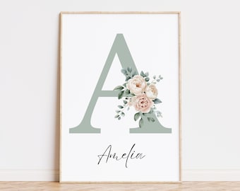 Puede incluir: Una letra A verde salvia con un arreglo floral de rosas rosadas y blancas y hojas de eucalipto. El nombre Amelia está escrito en letra negra debajo de la letra.