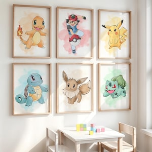 Puede incluir: Seis impresiones en acuarela enmarcadas con personajes populares de Pokémon. Las impresiones incluyen Charmander, Ash con una Pokéball, Pikachu, Squirtle, Eevee y Bulbasaur. Cada impresión está en un marco de madera.