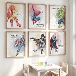 Può includere: Sei stampe ad acquerello incorniciate con supereroi, tra cui Iron Man, Spider-Man, Hulk, Capitan America, Batman e Thor. Ogni stampa ha uno sfondo ad acquerello unico e una citazione. Le stampe sono esposte su una parete bianca.