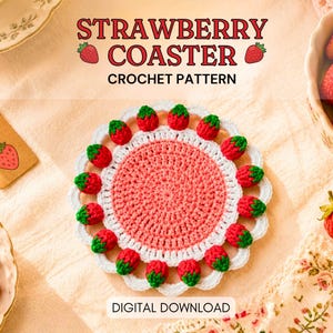 Puede incluir: Un posavasos de fresa de ganchillo con un diseño rojo y blanco, rodeado de pequeñas fresas de ganchillo. El texto "STRAWBERRY COASTER CROCHET PATTERN" está en la parte superior y "DIGITAL DOWNLOAD" en la inferior. También hay fresas y una etiqueta con una ilustración de fresa.