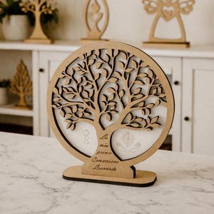 Può includere: Un set di tre ciotole impilabili in ceramica nei toni del blu, verde e bianco. Le ciotole presentano una smaltatura maculata e un design semplice e moderno. La ciotola più grande misura circa 15 cm di diametro.