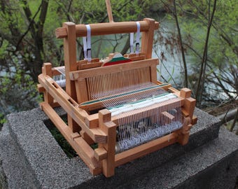 Vintage Mini-Webrahmen: Handwebmaschine mit Teppich