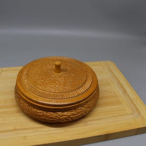 Feine Holzschnitzerei. Handgravierte Holzkiste - Vintage Erinnerungsbox - Schmuckbox aus Holz - Box mit Deckel - Kleine Holzbox Runde Gedrechselte Dose.