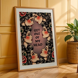 Puede incluir: Un juego de tres tazas de cerámica con un acabado mate moteado. Las tazas son en tonos crema, gris claro y gris oscuro. Cada taza tiene un diseño simple y minimalista y un asa redondeada.