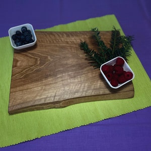 Live Edge Walnuss Holzschneidebrett, Walnuss Personalisiertes Brett, Hochzeitsgeschenk, Paare Geschenk, Servieren Handgemachter Walnussblock, Käsebrett