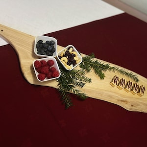 Gepersonaliseerde Live Edge Charcuterie Board, Walnoot Serveerplank, Unieke Kaasplank, Houten Charcuterie Board, Jubileumcadeau, Bruiloft