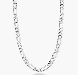Può includere: Una collana a catena d'argento con un motivo a maglia figaro.