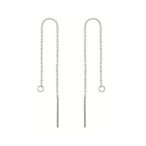 Puede incluir: Un par de pendientes de cadena plateada con un pequeño círculo en la parte superior y una barra larga y delgada en la parte inferior.