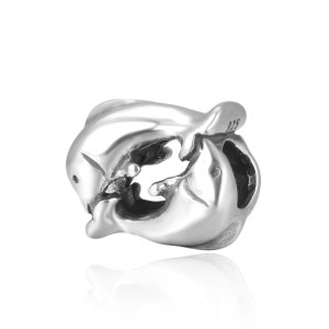 Op de afbeelding: Sterling zilveren bedel met twee in elkaar verweven dolfijnen, een populair ontwerp voor liefhebbers van sieraden.