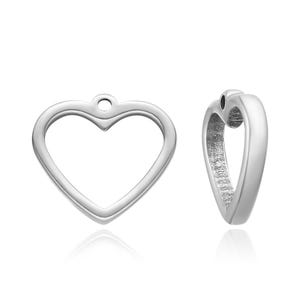 Puede incluir: Un charm de corazón abierto de plata con un bucle en la parte superior para sujetarlo a joyas. El charm se muestra desde dos ángulos.