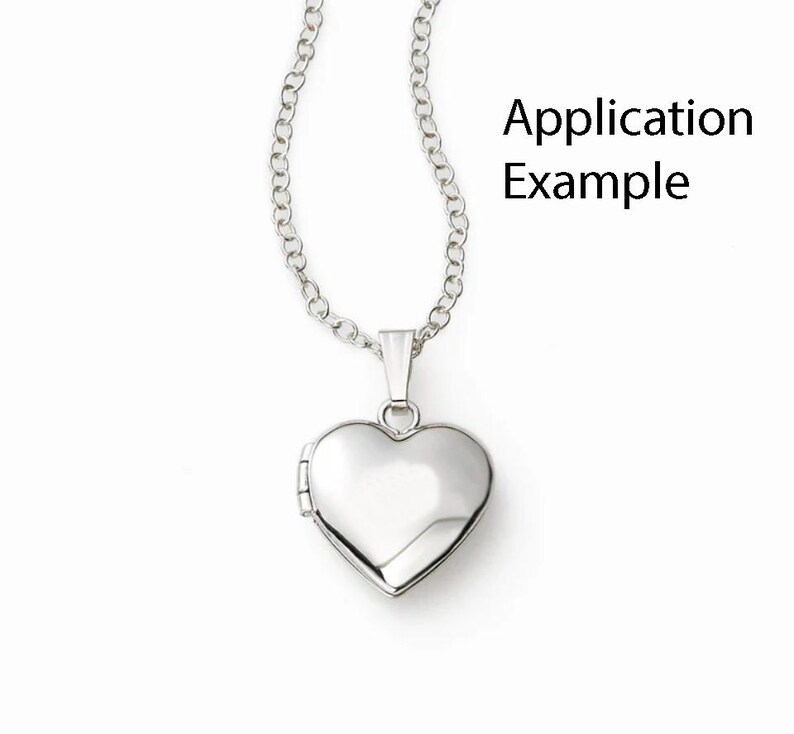 Puede incluir: Un medall&oacute;n de plata en forma de coraz&oacute;n en una cadena de plata. El medall&oacute;n est&aacute; cerrado y tiene una superficie lisa. La cadena es delicada y de estilo curb.