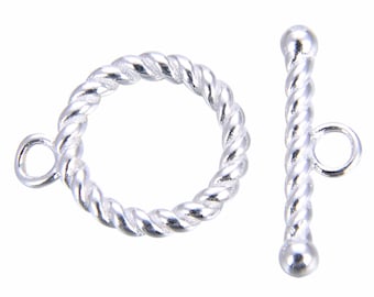 Op de afbeelding: Zilverkleurige toggle-sluiting met een gedraaid touwontwerp. De sluiting heeft een ronde ring aan het ene uiteinde en een staaf met een kleine ring aan het andere uiteinde.