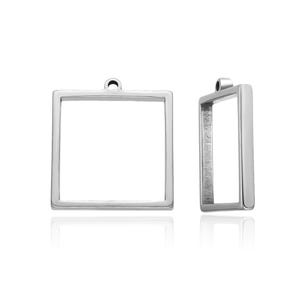 Puede incluir: Dos colgantes de marco de imagen cuadrado de plata con un bucle en la parte superior para colgar.