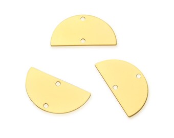Op de afbeelding: Drie goudkleurige metalen halve cirkels met elk twee gaten.