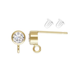 Può includere: Chiusure per orecchini dorate con un cristallo rotondo trasparente e un anello per attaccare un ciondolo. Le chiusure sono fornite con due tappi di gomma trasparenti.