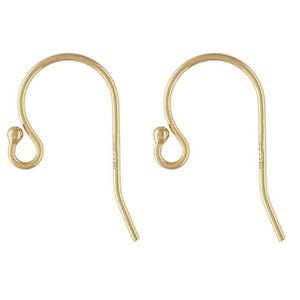 Puede incluir: Dos ganchos dorados para pendientes. Cada gancho tiene una parte superior curva con una pequeña bola en el extremo y una parte inferior recta, ligeramente inclinada. Los ganchos están diseñados para orejas perforadas y están sobre un fondo blanco.