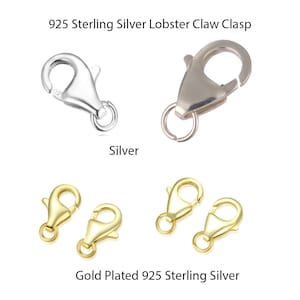 Puede incluir: Dos cierres de langosta de plata de ley 925, uno en plata y otro chapado en oro. Los cierres son un hallazgo común de joyería utilizado para collares, pulseras y otras joyas.