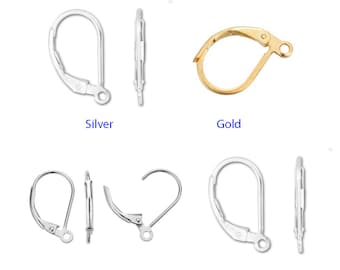 Puede incluir: Tres pares de ganchos para pendientes en plata, oro y plata rodio/oro blanco. Los ganchos son todos del mismo estilo, con un pequeño bucle en la parte superior y un alambre curvo que atraviesa el lóbulo de la oreja.
