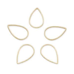 Op de afbeelding: Vijf gouden, traanvormige metalen hoepels. De hoepels zijn in een stervorm gerangschikt.