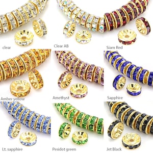 Peut inclure: Assortiment de 10 embouts de perles en cristal de différentes couleurs avec des montures dorées. Les couleurs comprennent le transparent, le transparent AB, le rouge Siam, le jaune ambre, l'améthyste, le saphir, le saphir clair, le vert péridot et le noir jais.