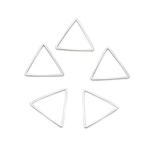 Może przedstawiać: Pięć srebrnych metalowych obręczy w kształcie trójkąta. Obręcze są ułożone w kółko, a wierzchołki trójkątów skierowane są na zewnątrz.