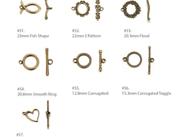 Op de afbeelding: Een verzameling antiek bronzen toggle-sluitingen in diverse vormen, waaronder vis, hart, bloemmotief en gladde ring. Maten variëren van 1,28 cm tot 2,3 cm. Elke sluiting heeft een bijpassende staaf.