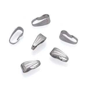 Può includere: Sei pendenti in metallo color argento con un design scanalato decorativo. I pendenti sono progettati per contenere un ciondolo o un charm.