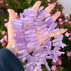 Colgante de piedra preciosa de tamaño mediano con punta de gota de cristal curativo natural crudo de 15 pulgadas, cuarzo blanco, tanzanita violeta AB recubierto de titanio