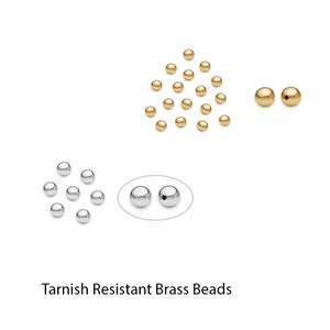 以下が含まれることがあります： 金と銀の丸いビーズのセット。ビーズは変色防止真鍮製です。変色防止真鍮ビーズ