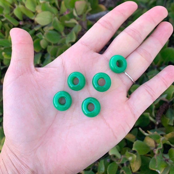 10pcs Natural Green Jade Healing Gemstone 14mm Round Rondelle Donut Beads (Grand trou 5.6mm) Pour Macrame Charm Bracelet Fabrication de bijoux