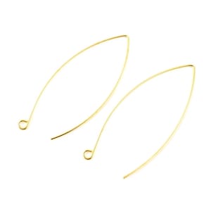 Puede incluir: Un par de alambres para pendientes de color dorado con forma de lágrima curvada. Los alambres son finos y delicados.