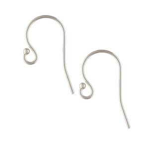 Może przedstawiać: Para srebrnych haczyków do kolczyków z małą kulką na górze haka.