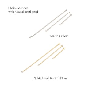 Peut inclure: Deux extensions de chaîne avec une perle naturelle. L'extension du haut est en argent sterling et l'extension du bas est en argent sterling plaqué or.