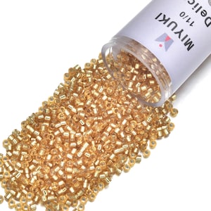 7,5 gram äkta Miyuki Delica 11/0 rosbjörnar, transparenta silverfodrade guldfärgade DB0042, ca 1500 pärlor/rör, vävning med peyotesöm.