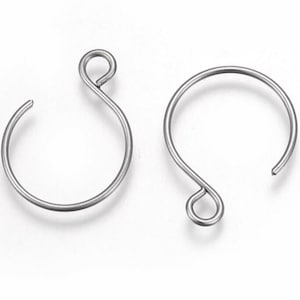 以下が含まれることがあります： フック留めの銀色の金属製のイヤリングフープ2つ。フープは円形で、滑らかな仕上がりです。