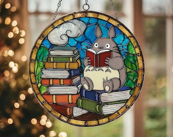 Atrapasueños de Totoro leyendo un libro, colgante de ventana de vidrio, decoración de Anime Studio Ghibli, regalo para ratones de biblioteca