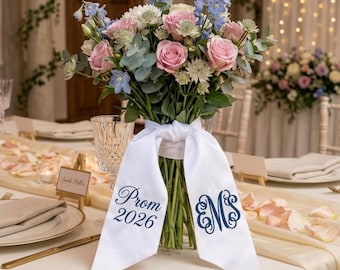 Op maat geborduurde boeketsjerp, galabal en thuiskomstlint, gepersonaliseerde bloemenomslagdoek met naam