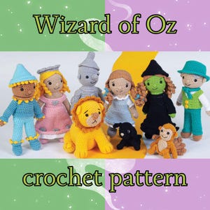 Puede incluir: Colección de muñecos y animales de ganchillo hechos a mano inspirados en El Mago de Oz. Los personajes incluyen a Dorothy, el Hombre de Hojalata, el León Cobarde, el Espantapájaros, la Bruja Malvada, Totó y un mono. Se muestra el texto "Wizard of Oz" y "crochet pattern".