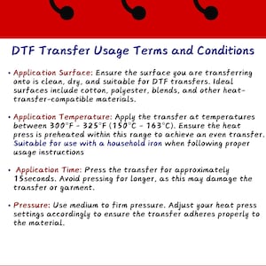 Op de afbeelding: Een rode achtergrond met zwarte decoratieve elementen bovenaan. De tekst "DTF Transfer Usage Terms and Conditions" wordt in het blauw weergegeven. Instructies voor DTF-transfers, inclusief oppervlaktevoorbereiding, temperatuur, tijd en druk.