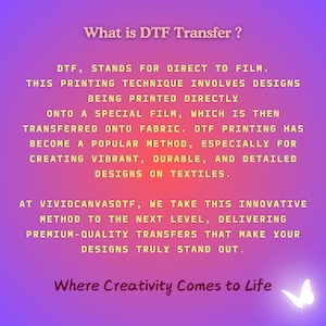 Op de afbeelding: Een paarse en roze afbeelding die de DTF-transfer (Direct to Film) uitlegt. De tekst beschrijft het proces van het direct printen van ontwerpen op een speciale film, die vervolgens op stof wordt overgebracht voor levendige ontwerpen.
