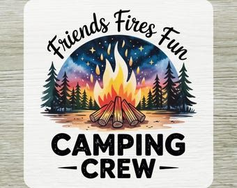 Könnte beinhalten: Ein DTF-Transfer mit Camping-Motiv. Das Design zeigt ein Lagerfeuer mit den Worten "Friends Fires Fun" darüber und "Camping Crew" darunter. Der Hintergrund zeigt einen Sternenhimmel und Kiefern. Der Text "Ready To Press" steht unten.