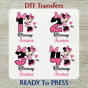 Op de afbeelding: DTF-transfers met Minnie Mouse-ontwerpen voor verjaardagen. Elk ontwerp bevat een nummer (1, 2, 3 of 4), Minnie Mouse, de tekst "Birthday Jessica" en het woord "My". De tekst "Ready to Press" is ook inbegrepen.