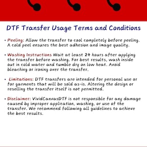 Op de afbeelding: Een rode achtergrond met zwarte decoratieve elementen bovenaan. De tekst luidt "DTF Transfer Gebruiksvoorwaarden". Opsommingstekens beschrijven het pellen, wasvoorschriften, beperkingen en een disclaimer voor DTF-transfers.