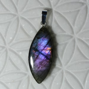 Labradorit-Anhänger | Cabochon mit Schlaufe aus 925 Silber