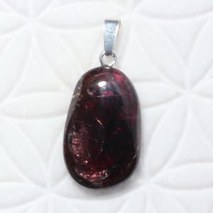 Rhodolith-Anhänger | Trommelstein mit Schlaufe aus 925 Silber | Granat