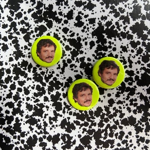 Pedro Pascal , the internet’s zaddy button badge