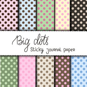 Könnte beinhalten: Eine Sammlung von gemusterten Haftnotiz-Journalpapierbögen. Die Designs zeigen große Polka-Punkte in verschiedenen Farben, darunter Rosa, Braun, Blau, Grün und Beige. Der Text "Big dots sticky journal paper" ist in schwarzer Schrift geschrieben.