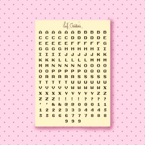 Op de afbeelding: Een stickervel met een lichtgele achtergrond en rijen zwarte, gepixelde hoofdletters, cijfers en symbolen. Bovenaan in het midden staat de tekst 'lief Creatives'. De tekens omvatten A tot en met Z, 0 tot en met 9 en diverse leestekens.