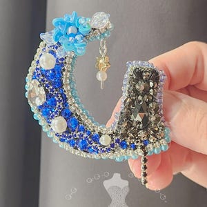 Handgemachte Blue Crescent Moon Brosche: Schwarze Katze, Kristalle & Perlen
