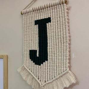Decora tu pared con la primera letra de tu nombre. / Tonos Macramé